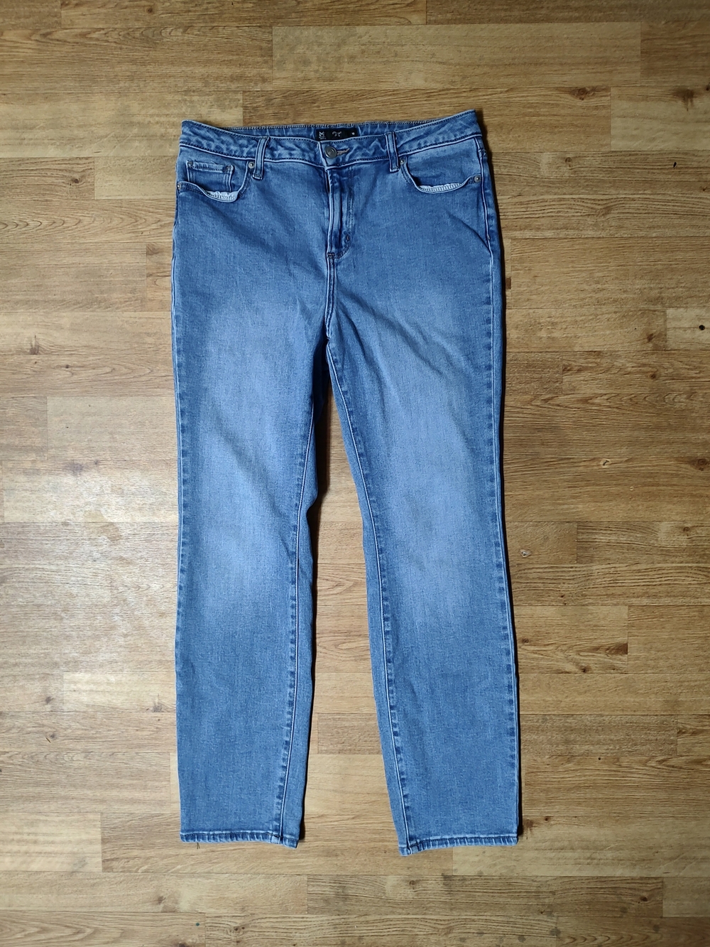 Women's Straight Leg Jeans in Medium Blue Wash